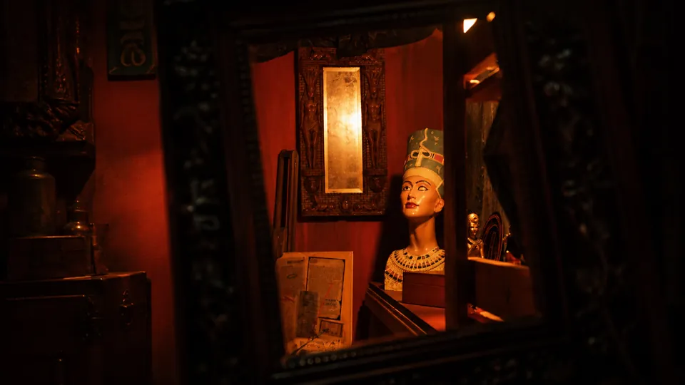 Originalaufnahme der Nofretete-Büste und Fundstücke in der Artefacts-Kulisse